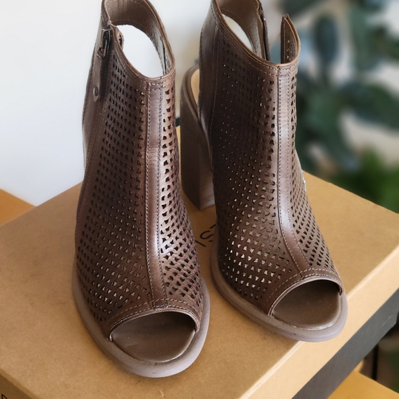 Kelsi Dagger shoes - Picture 5 of 7